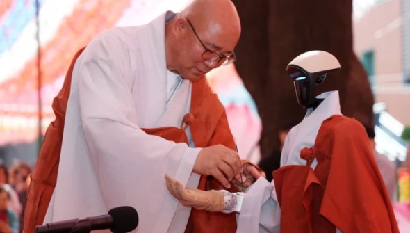Le robot et le moine // Source : koreajoongangdaily Le robot et le moine // Source : koreajoongangdaily
