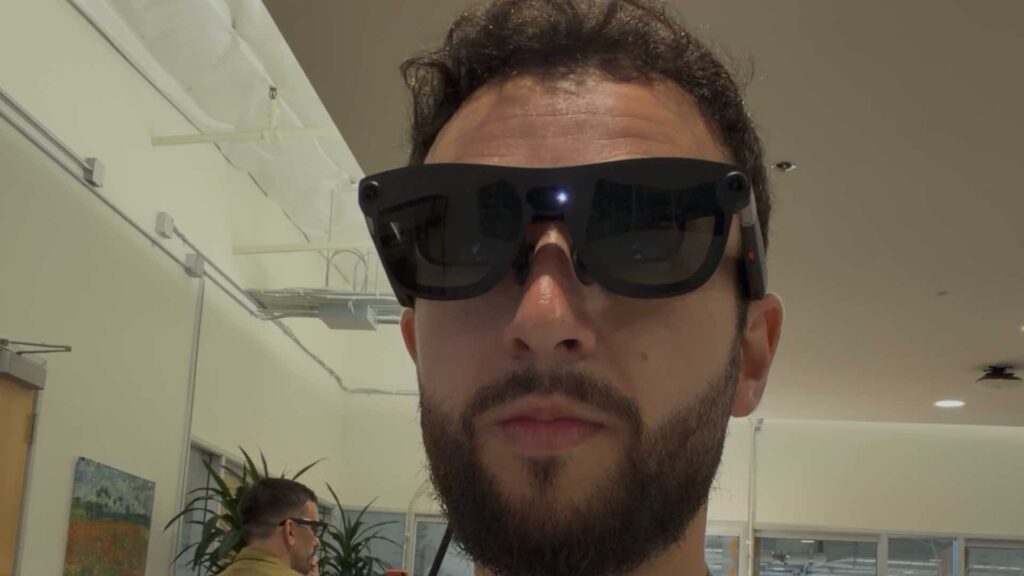 Les lunettes Aura ressemblent encore un peu trop à des lunettes 3D mais sont beaucoup plus légères que tous les casques. // Source : Numerama Les lunettes Aura ressemblent encore un peu trop à des lunettes 3D mais sont beaucoup plus légères que tous les casques. // Source : Numerama