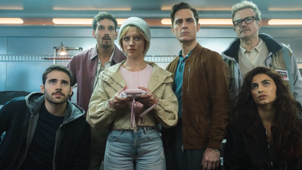 BLUE MONKEYS II. Julio Peña as Roi, Joel Sánchez as Bruce, Michelle Jenner as Keila, Pedro Alonso as Berlín, Tristán Ulloa as Damián, Begoña Vargas as Cameron in episode 02 of BLUE MONKEYS II. Cr. Felipe Hernández/Netflix © 2025 BLUE MONKEYS II. Julio Peña as Roi, Joel Sánchez as Bruce, Michelle Jenner as Keila, Pedro Alonso as Berlín, Tristán Ulloa as Damián, Begoña Vargas as Cameron in episode 02 of BLUE MONKEYS II. Cr. Felipe Hernández/Netflix © 2025