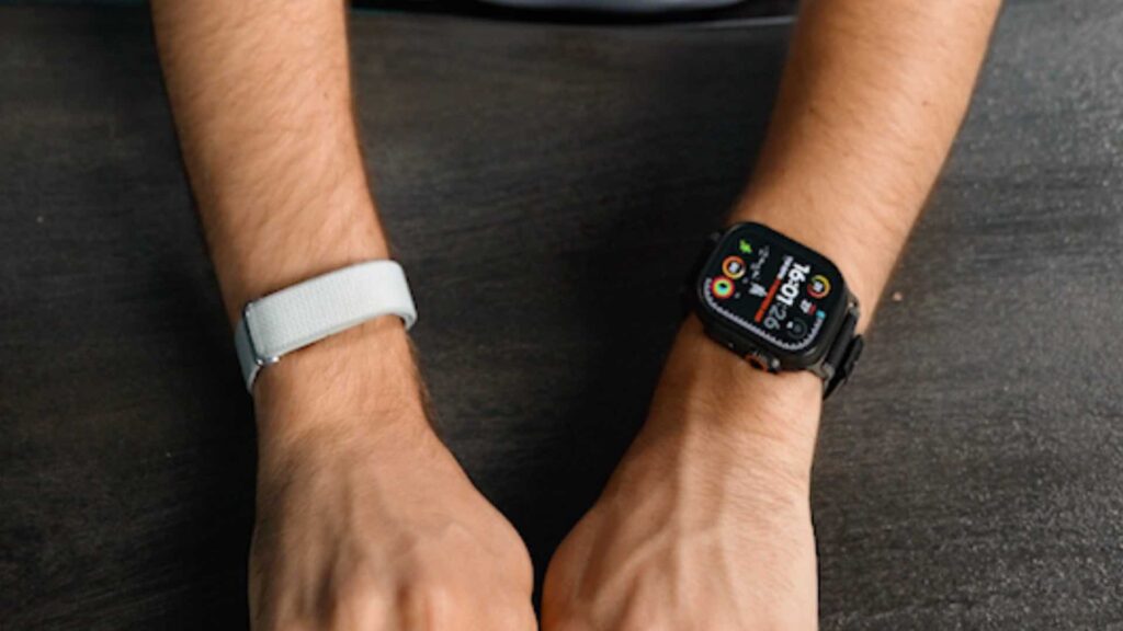 Google Fitbit Air à gauche, Apple Watch Ultra à droite. Pour faire de grosses séances du sport, sortir sa montre peut être pratique. // Source : Numerama Google Fitbit Air à gauche, Apple Watch Ultra à droite. Pour faire de grosses séances du sport, sortir sa montre peut être pratique. // Source : Numerama