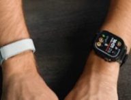 Google Fitbit Air à gauche, Apple Watch Ultra à droite. Pour faire de grosses séances du sport, sortir sa montre peut être pratique. // Source : Numerama