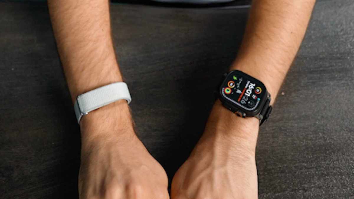 Google Fitbit Air à gauche, Apple Watch Ultra à droite. Pour faire de grosses séances du sport, sortir sa montre peut être pratique. // Source : Numerama