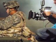 Michael Bay sur le tournage de Transformers // Source : ech. Sgt. Larry A. Simmons Michael Bay sur le tournage de Transformers // Source : ech. Sgt. Larry A. Simmons