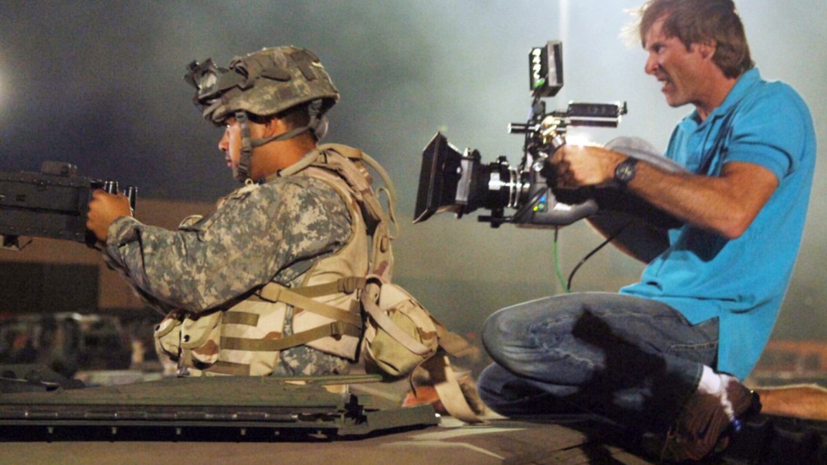 Michael Bay sur le tournage de Transformers // Source : ech. Sgt. Larry A. Simmons Michael Bay sur le tournage de Transformers // Source : ech. Sgt. Larry A. Simmons