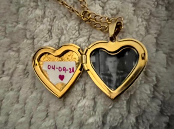 Pendentif à l’effigie d’Eric Harris, l’un des deux auteurs du massacre de Columbine. La création de ce type d’artefact est courante dans la TCC. // Source : Document Numerama Pendentif à l’effigie d’Eric Harris, l’un des deux auteurs du massacre de Columbine. La création de ce type d’artefact est courante dans la TCC. // Source : Document Numerama