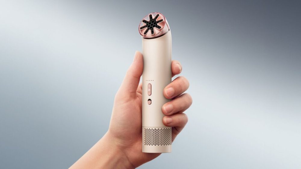 Le Dyson Hushjet Mini Cool tient dans la main Le Dyson Hushjet Mini Cool tient dans la main