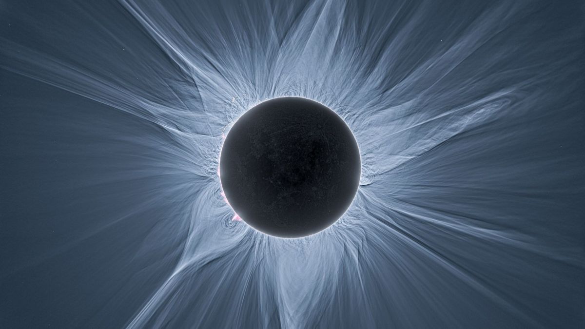 La couronne solaire, visible pendant une éclipse totale. // Source : APOD ; Phil Hart (image recadrée) La couronne solaire, visible pendant une éclipse totale. // Source : APOD ; Phil Hart (image recadrée)