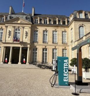 Une borne Electra à l’Élysée pour l'événement « électrifions la France » // Source : Electra Une borne Electra à l’Élysée pour l'événement « électrifions la France » // Source : Electra