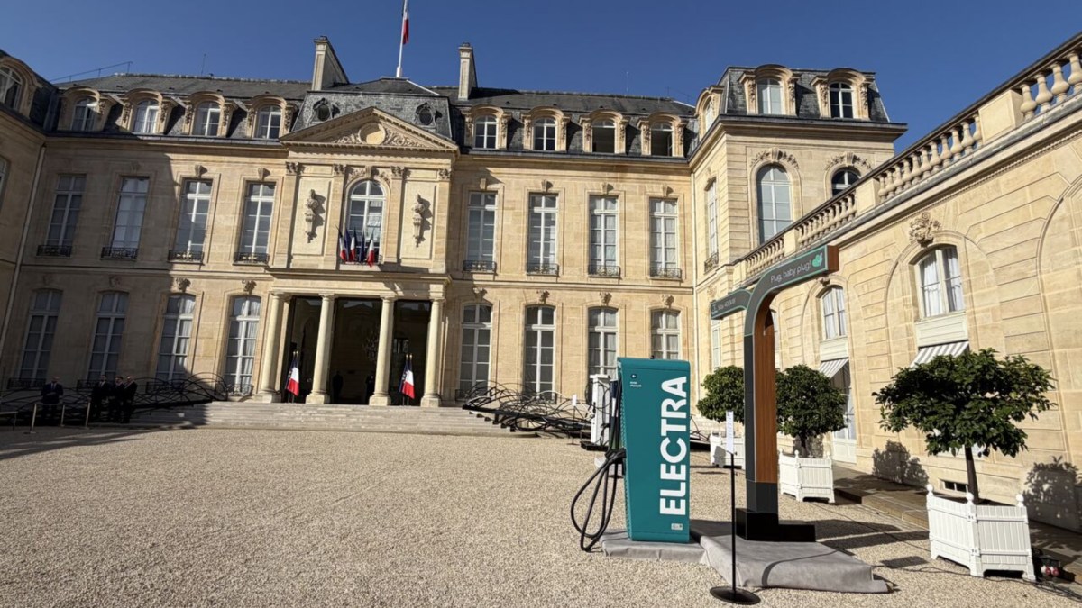Une borne Electra à l’Élysée pour l'événement « électrifions la France » // Source : Electra Une borne Electra à l’Élysée pour l'événement « électrifions la France » // Source : Electra
