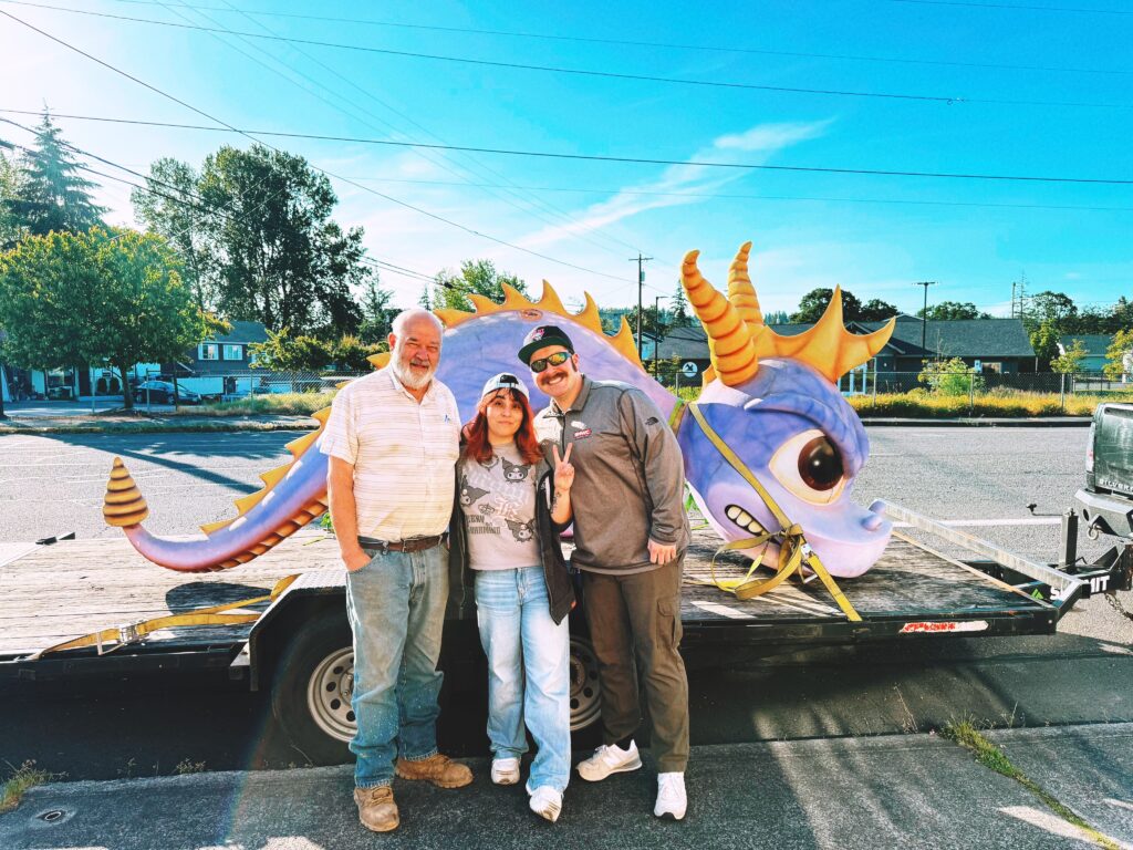 La statue de Spyro et ses nouveaux propriétaires // Source : Momoak/x La statue de Spyro et ses nouveaux propriétaires // Source : Momoak/x