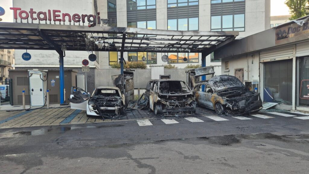 Incendie à la station de recharge Total de Montreuil // Source : Steve Rolland sur Facebook Incendie à la station de recharge Total de Montreuil // Source : Steve Rolland sur Facebook