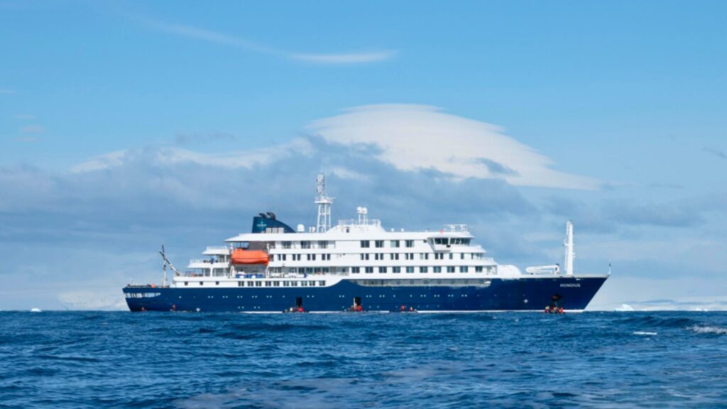 Le navire MV Hondius. // Source : Franklin Braeckman - Oceanwide Expeditions (image recadrée et modifiée) Le navire MV Hondius. // Source : Franklin Braeckman - Oceanwide Expeditions (image recadrée et modifiée)