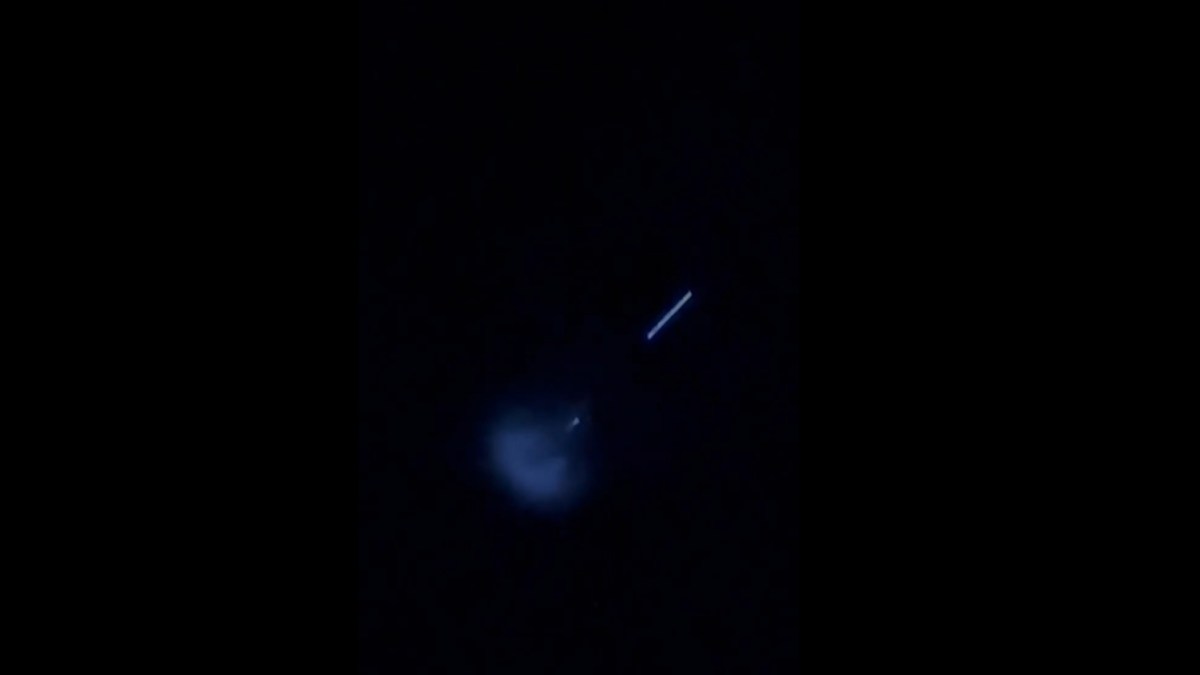 Phenomène lumineux dans le ciel le 1er mai // Source : @Otryx_ sur X Phenomène lumineux dans le ciel le 1er mai // Source : @Otryx_ sur X