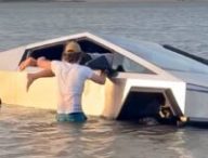 Un Tesla Cybertruck a pris l'eau au Texas. // Source : zein.dtx via Instagram Un Tesla Cybertruck a pris l'eau au Texas. // Source : zein.dtx via Instagram