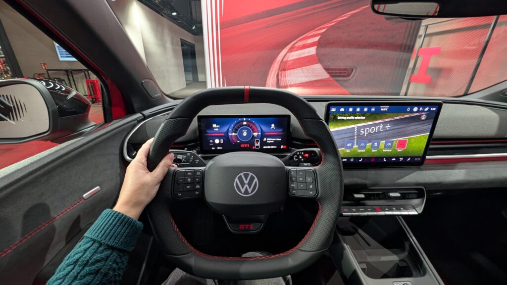 Derrière le volant de la Volkswagen ID. Polo GTI // Source : Raphaelle Baut pour Numerama Derrière le volant de la Volkswagen ID. Polo GTI // Source : Raphaelle Baut pour Numerama