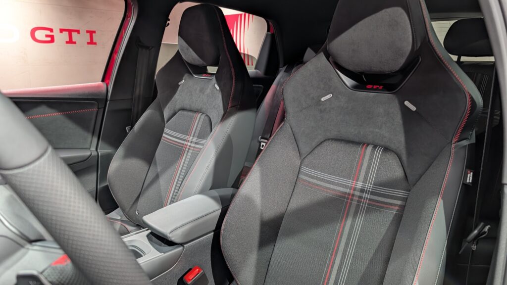 Les sièges de la Volkswagen ID. Polo GTI // Source : Raphaelle Baut pour Numerama Les sièges de la Volkswagen ID. Polo GTI // Source : Raphaelle Baut pour Numerama