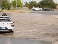 Un taxi Waymo veut s'engager sur une route inondée. // Source : Electric Vehicles