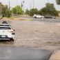 Un taxi Waymo veut s'engager sur une route inondée. // Source : Electric Vehicles Un taxi Waymo veut s'engager sur une route inondée. // Source : Electric Vehicles