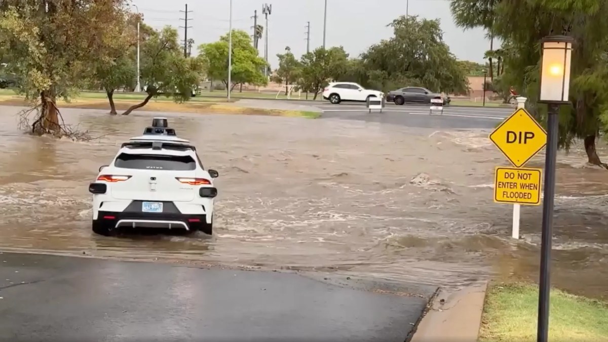Un taxi Waymo veut s'engager sur une route inondée. // Source : Electric Vehicles Un taxi Waymo veut s'engager sur une route inondée. // Source : Electric Vehicles