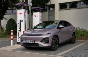 Le XPeng G6 à une borne rapide Ionity. // Source : XPeng