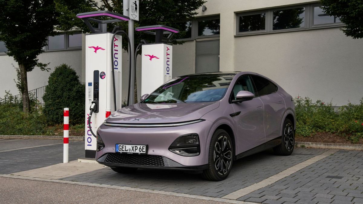 Le XPeng G6 à une borne rapide Ionity. // Source : XPeng