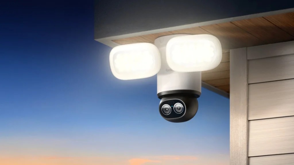 Caméra TrackFlex Floodlight WiFi // Source : Reolink Caméra TrackFlex Floodlight WiFi // Source : Reolink