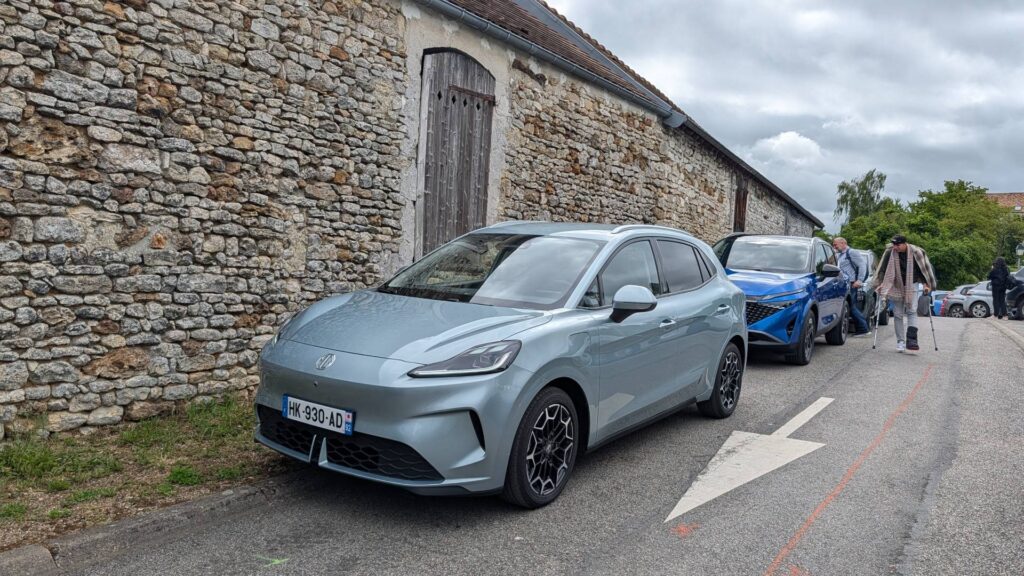 Cette MG4 Urban en voulait à mes hanches // Source : Raphaelle Baut pour Numerama Cette MG4 Urban en voulait à mes hanches // Source : Raphaelle Baut pour Numerama