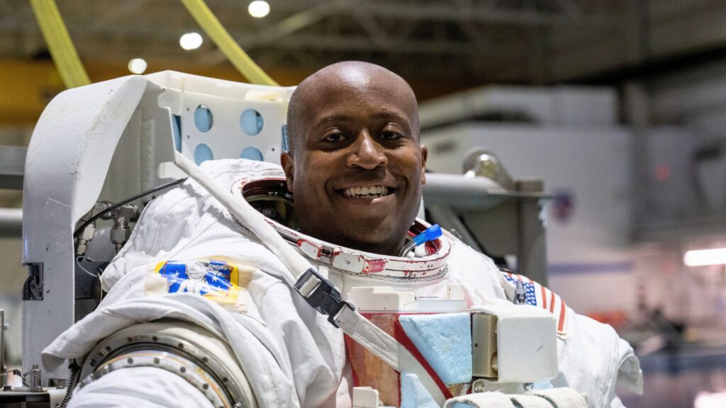Andre Douglas. // Source : Flickr/CC/Nasa Johnson (photo modifiée) Andre Douglas. // Source : Flickr/CC/Nasa Johnson (photo modifiée)