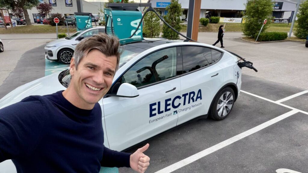 Aurélien de Meaux sur une de ses stations Electra // Source : Aurelien de Meaux sur Linkedin Aurélien de Meaux sur une de ses stations Electra // Source : Aurelien de Meaux sur Linkedin