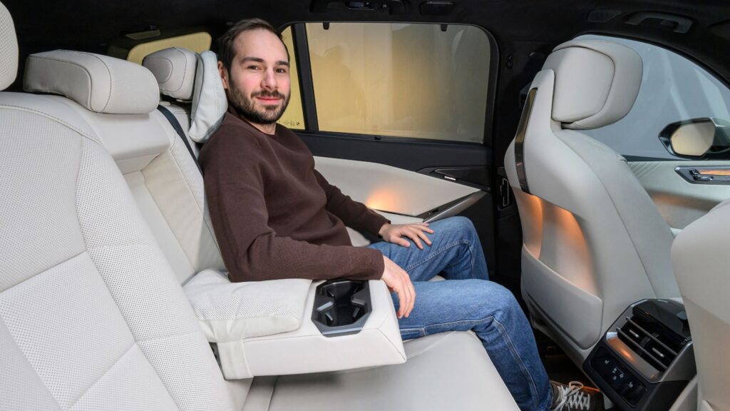 À l'arrière du BMW iX5. // Source : BMW pour Numerama À l'arrière du BMW iX5. // Source : BMW pour Numerama