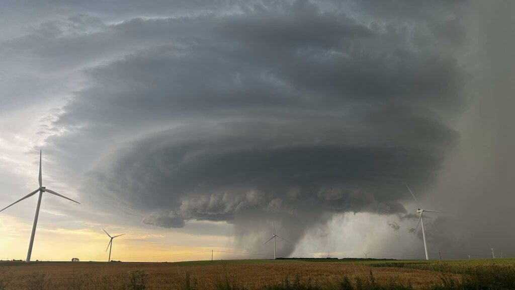 Supercellule près de Cambrai. // Source : Via Facebook Météo Nord-Pas de Calais, Jean Baptiste F. Chris (image recadrée) Supercellule près de Cambrai. // Source : Via Facebook Météo Nord-Pas de Calais, Jean Baptiste F. Chris (image recadrée)