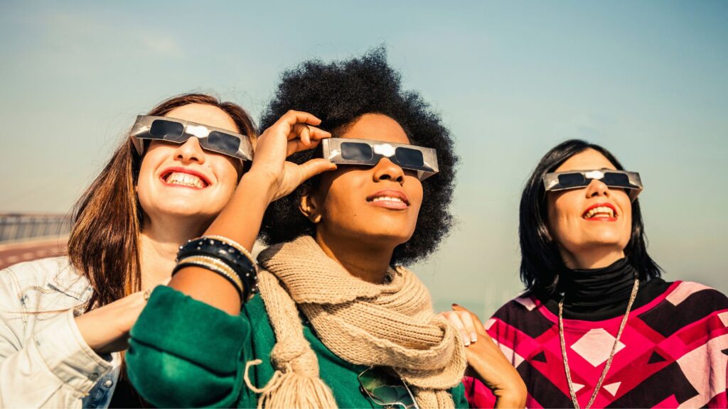 En France, le 12 août 2026, il ne faudra jamais enlever ses lunettes pour regarder le Soleil. // Source : Canva En France, le 12 août 2026, il ne faudra jamais enlever ses lunettes pour regarder le Soleil. // Source : Canva