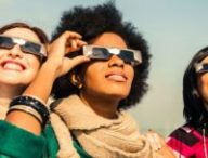 En France, le 12 août 2026, il ne faudra jamais enlever ses lunettes pour regarder le Soleil. // Source : Canva