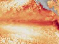 Les nuances de rouge et d'orange illustrent la surchauffe des eaux liée à El Niño. // Source : NOAA Satellites (image modifiée avec Canva)