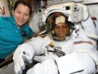 Sophie Adenot aide Christopher Williams à préparer cette EVA. // Source : Flickr/Nasa Johnson (photo modifiée)