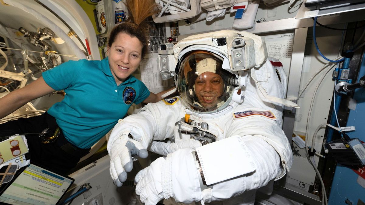 Sophie Adenot aide Christopher Williams à préparer cette EVA. // Source : Flickr/Nasa Johnson (photo modifiée)