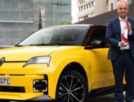 Fabrice Cambolive et la R5 primée // Source : Renault Fabrice Cambolive et la R5 primée // Source : Renault