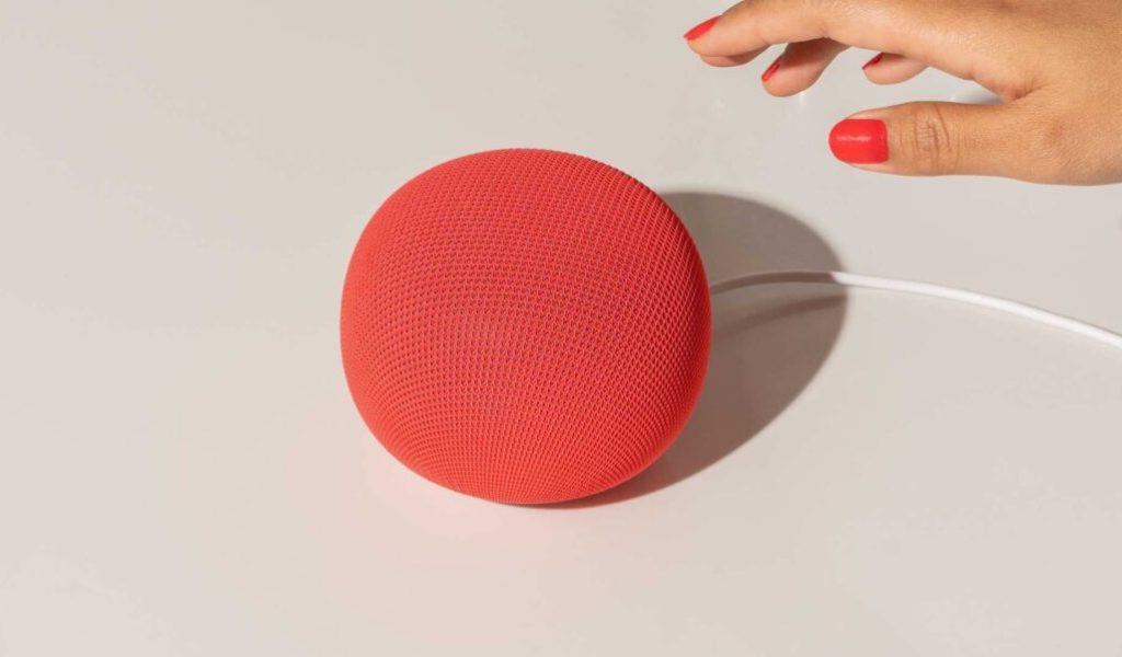 Le Google Home Speaker dispose de trois zones tactiles. // Source : Google Le Google Home Speaker dispose de trois zones tactiles. // Source : Google
