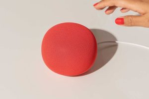 Le Google Home Speaker dispose de trois zones tactiles. // Source : Google Le Google Home Speaker dispose de trois zones tactiles. // Source : Google
