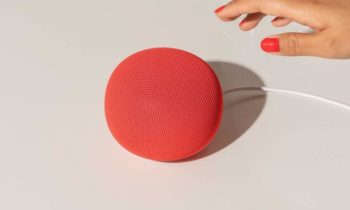 Le Google Home Speaker dispose de trois zones tactiles. // Source : Google Le Google Home Speaker dispose de trois zones tactiles. // Source : Google