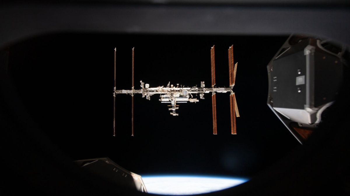 L'ISS vue depuis une capsule Crew Dragon. // Source : Flickr/CC/Nasa Johnson (image recadrée)