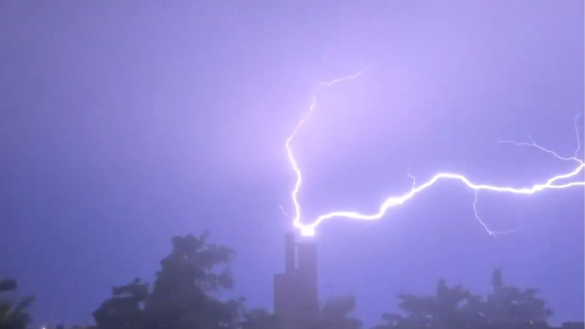 Éclair intra-nuageux au Havre. // Source : Via X @meteo_76 (capture d'écran) Éclair intra-nuageux au Havre. // Source : Via X @meteo_76 (capture d'écran)