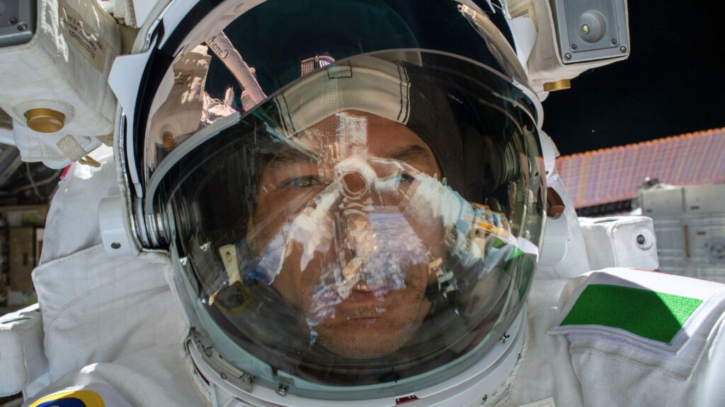 Luca Parmitano en sortie extravéhiculaire en 2019. // Source : Flickr/Nasa Johnson (image modifiée)