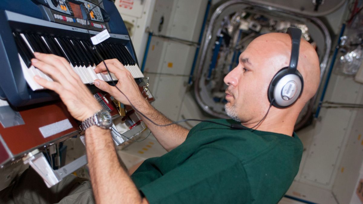 Luca Parmitano dans l'ISS. // Source : Flickr/Nasa Johnson (image modifiée)