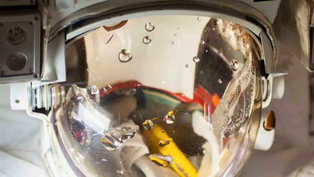 La combinaison de Parmitano durant un test en orbite, avec des gouttes d'eau sur la visière. // Source : Nasa (image recadrée) La combinaison de Parmitano durant un test en orbite, avec des gouttes d'eau sur la visière. // Source : Nasa (image recadrée)