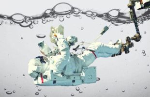 Le jour où Luca Parmitano a failli mourir dans l'espace. // Source : Flickr/Nasa Johnson ; montage Numerama avec Canva
