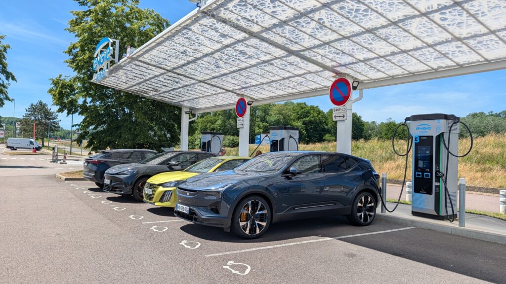 Une ombrière sur cette station Engie d'autoroute // Source : Raphaelle Baut pour Numerama Une ombrière sur cette station Engie d'autoroute // Source : Raphaelle Baut pour Numerama