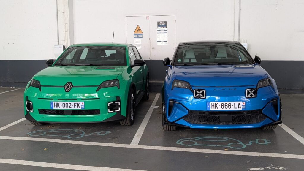 Renault 5 et sa cousine Alpine A290 // Source : Raphaelle Baut pour Numerama Renault 5 et sa cousine Alpine A290 // Source : Raphaelle Baut pour Numerama