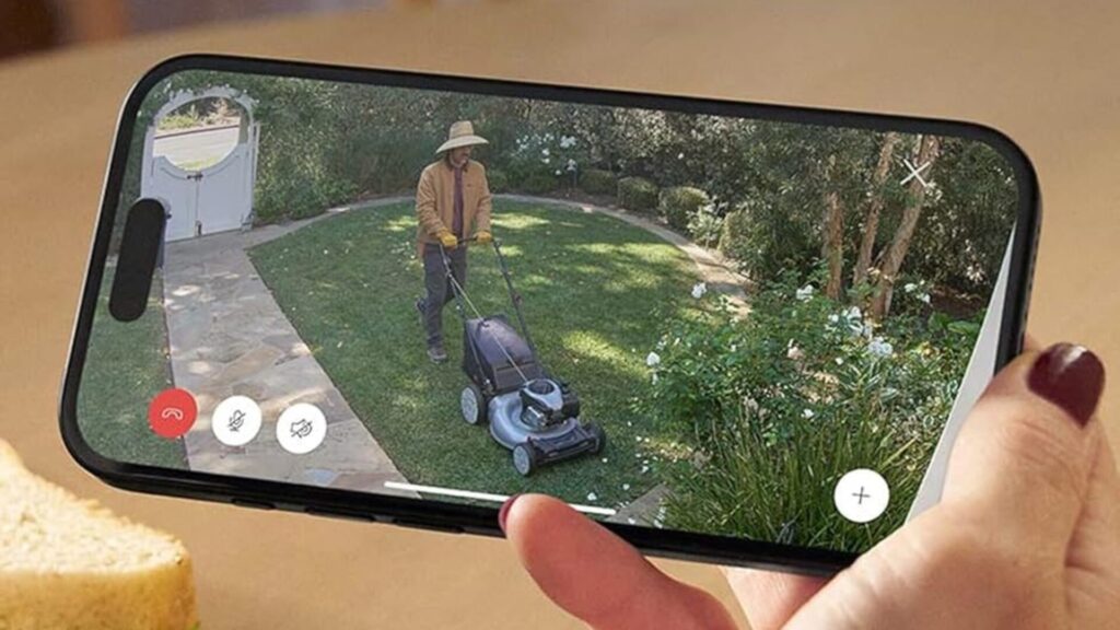 Vous pourrez regarder le fux de vos caméra via votre smartphone // Source : Amazon Vous pourrez regarder le fux de vos caméra via votre smartphone // Source : Amazon