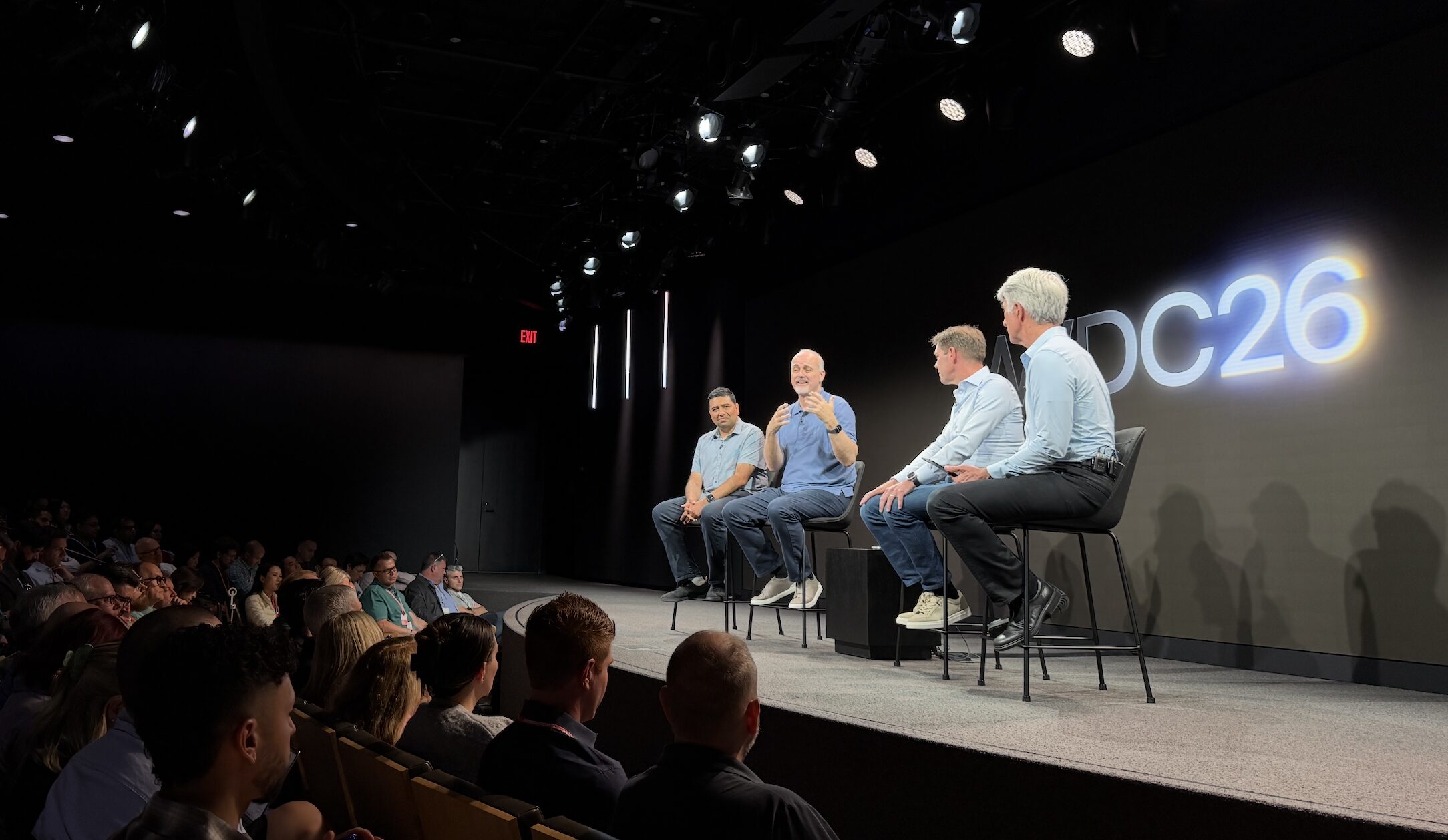 La session technique d'Apple à la WWDC 26, avec Tim Cook et John Ternus au premier rang. La session technique d'Apple à la WWDC 26, avec Tim Cook et John Ternus au premier rang.